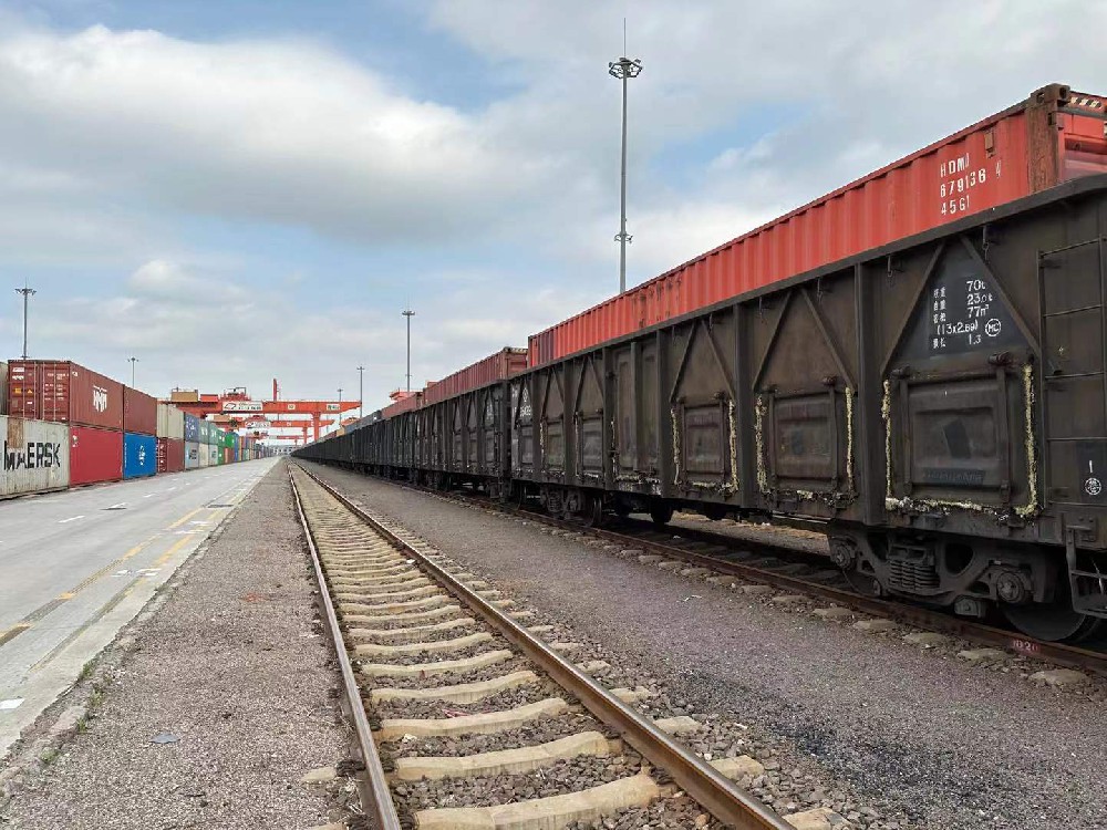 媒体管家：铁路货运回暖势头加速 前8月铁路货运量超33亿吨