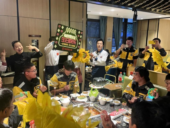 这个冬天不太冷!千名外卖员欢聚海底捞,共享冬日暖心火锅宴 这个冬天不太冷!千名外卖员欢聚海底捞,共享冬日暖心火锅宴