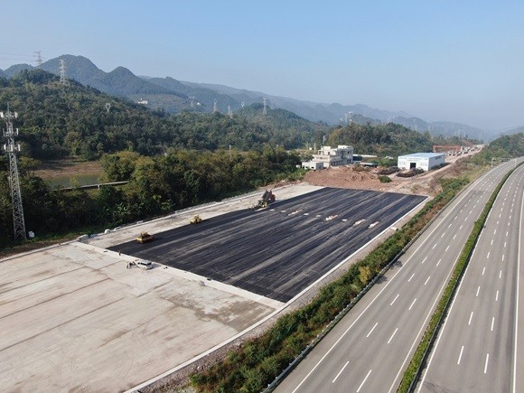 重庆江长项目(长寿段)收费站广场摊铺作业正式展开(图1) 1.jpg