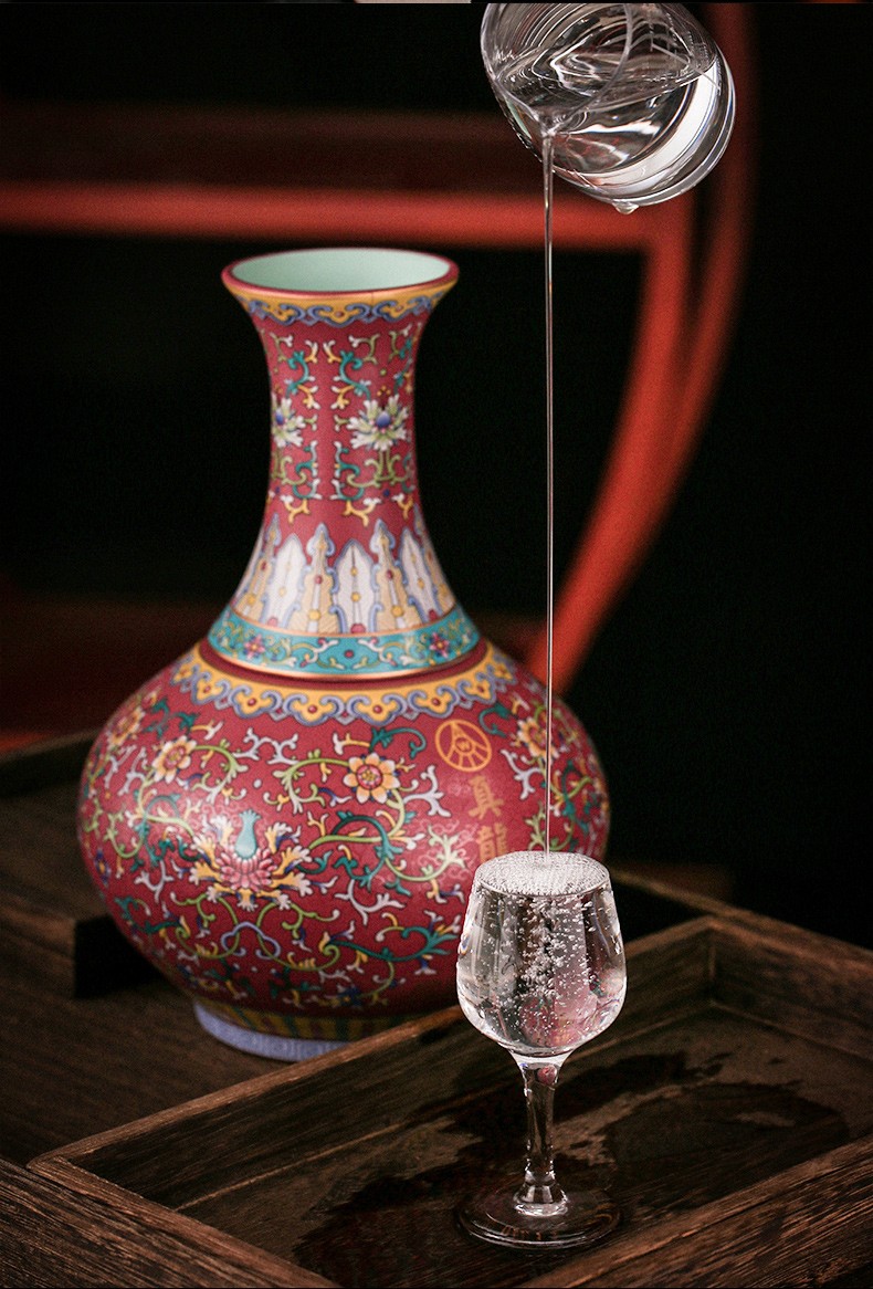 君子之器,风雅无双:五粮液股份52度真龙天子酒缠枝莲纹如意瓶(图2) 君子之器,风雅无双:五粮液股份52度真龙天子酒缠枝莲纹如意瓶(图2)